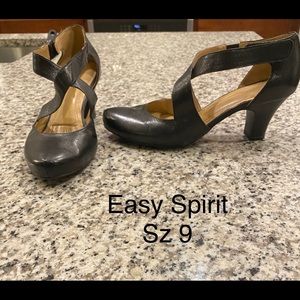 Black pumps with criss cross strap